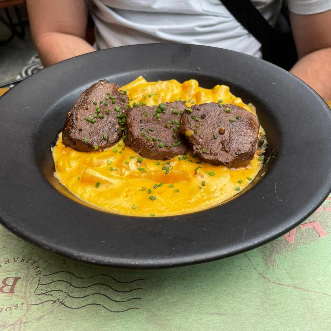 Medallones de res con pasta