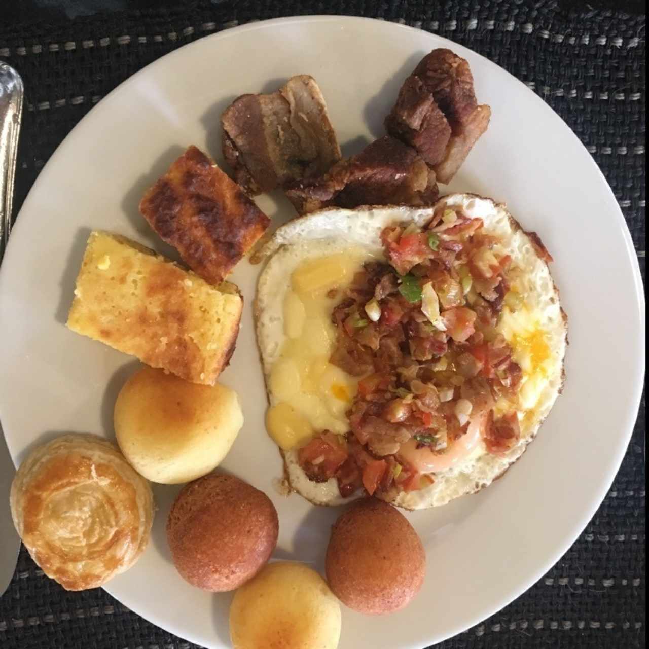 Huevos fritos al gusto (tomate, cebolla, tocineta y queso), buñuelos, pandebonos, torta de maiz, chicharrón