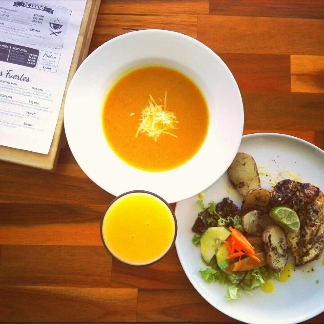 MENÚ EJECUTIVO 15K... crema de vegetales y parmesano + pechuga y papas a la parrilla acompañado de ensalada fresca + jugo de mango
