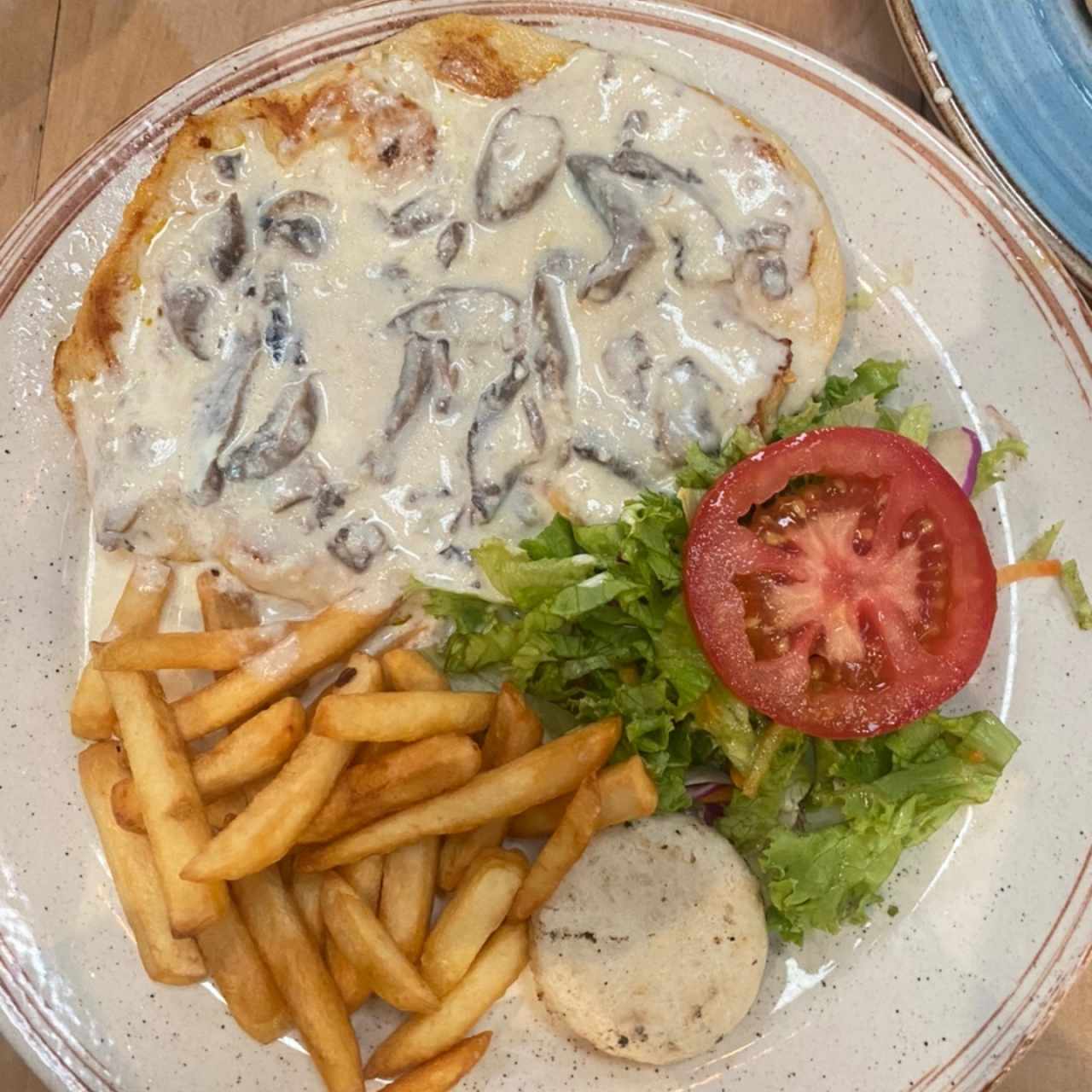 Pollo en salsa blanca con hongos