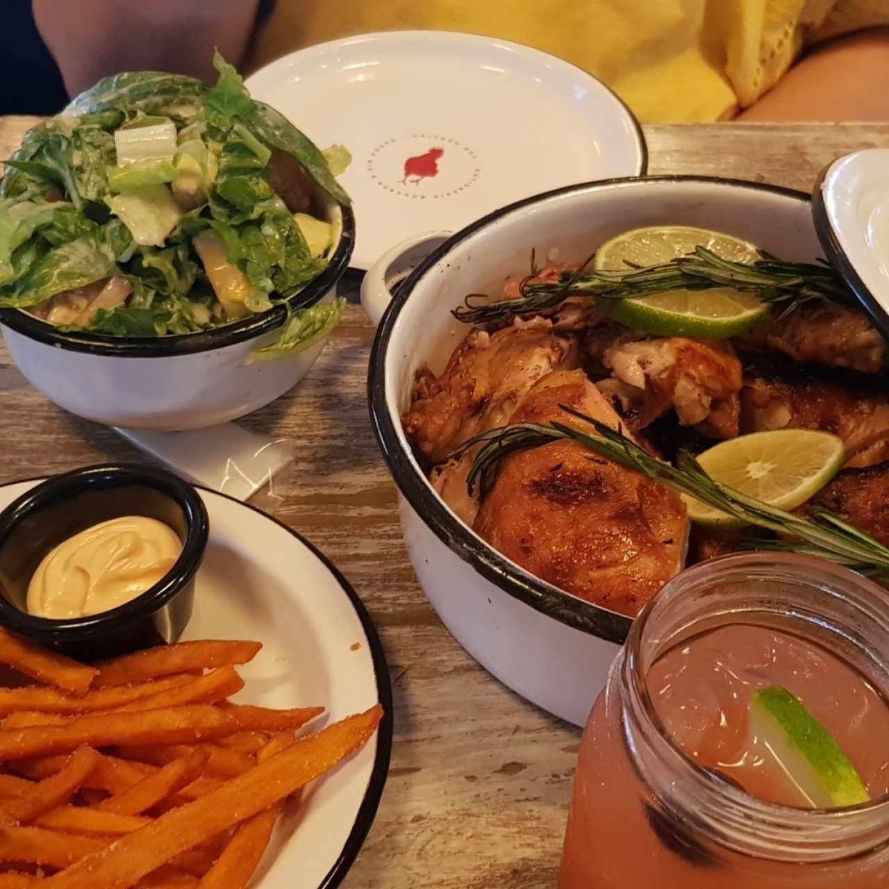 Pollo, papas dulces y ensalada de la casa