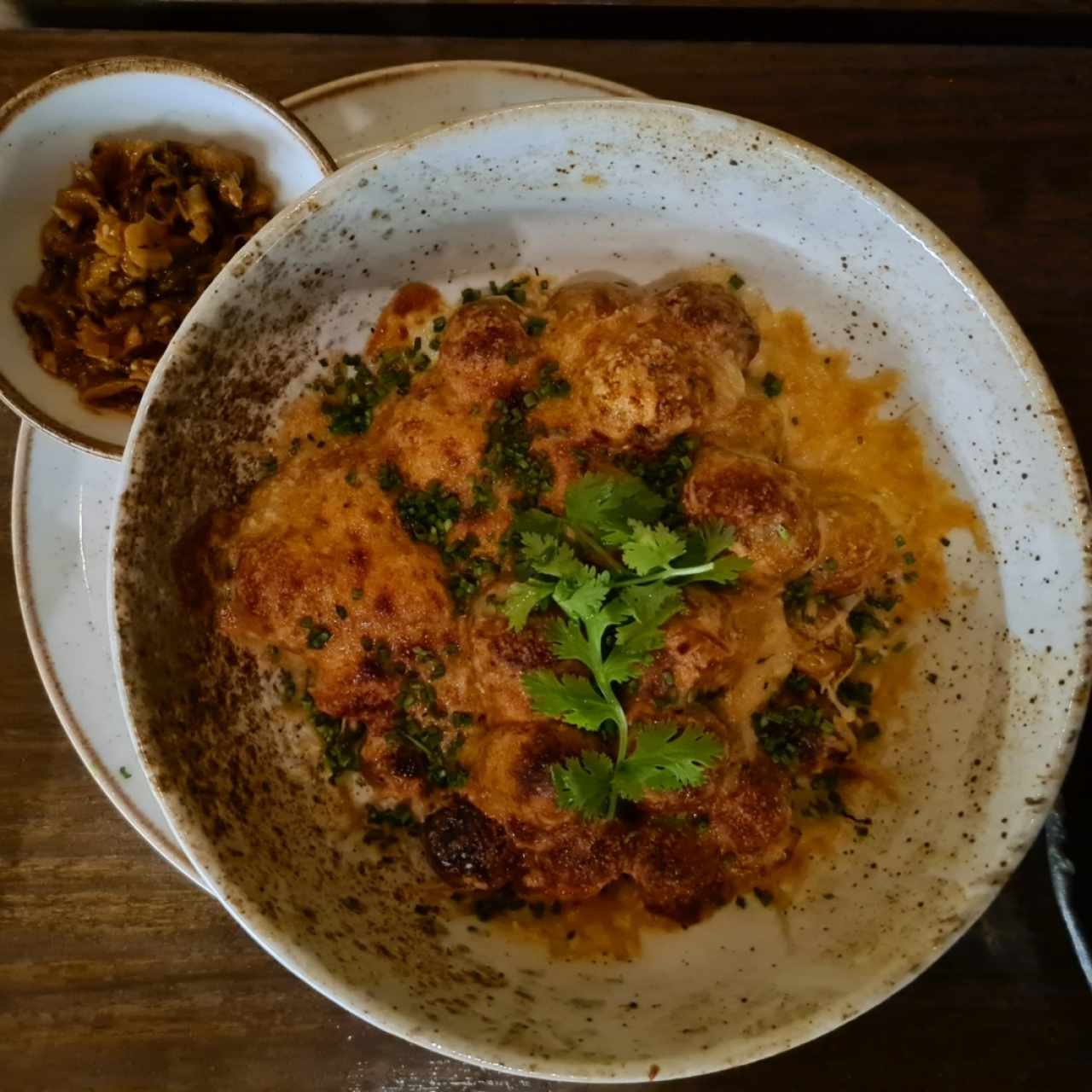 Papas criollas con queso derretido y kimchi