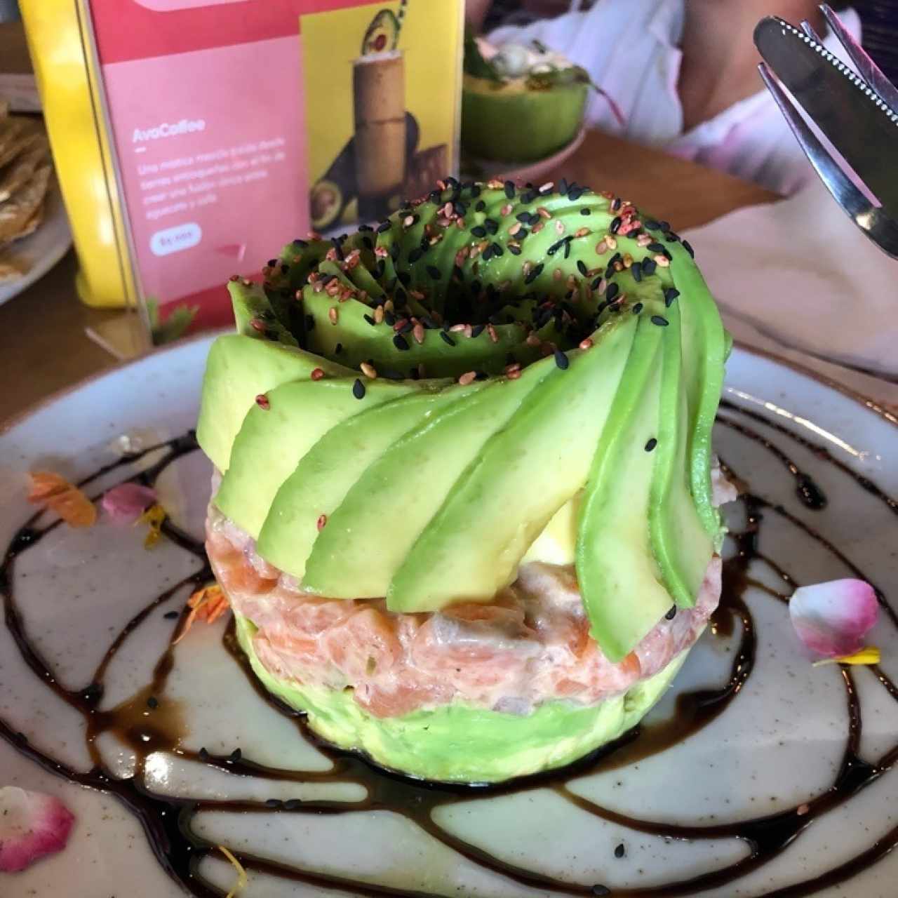 Avotartare de salmón
