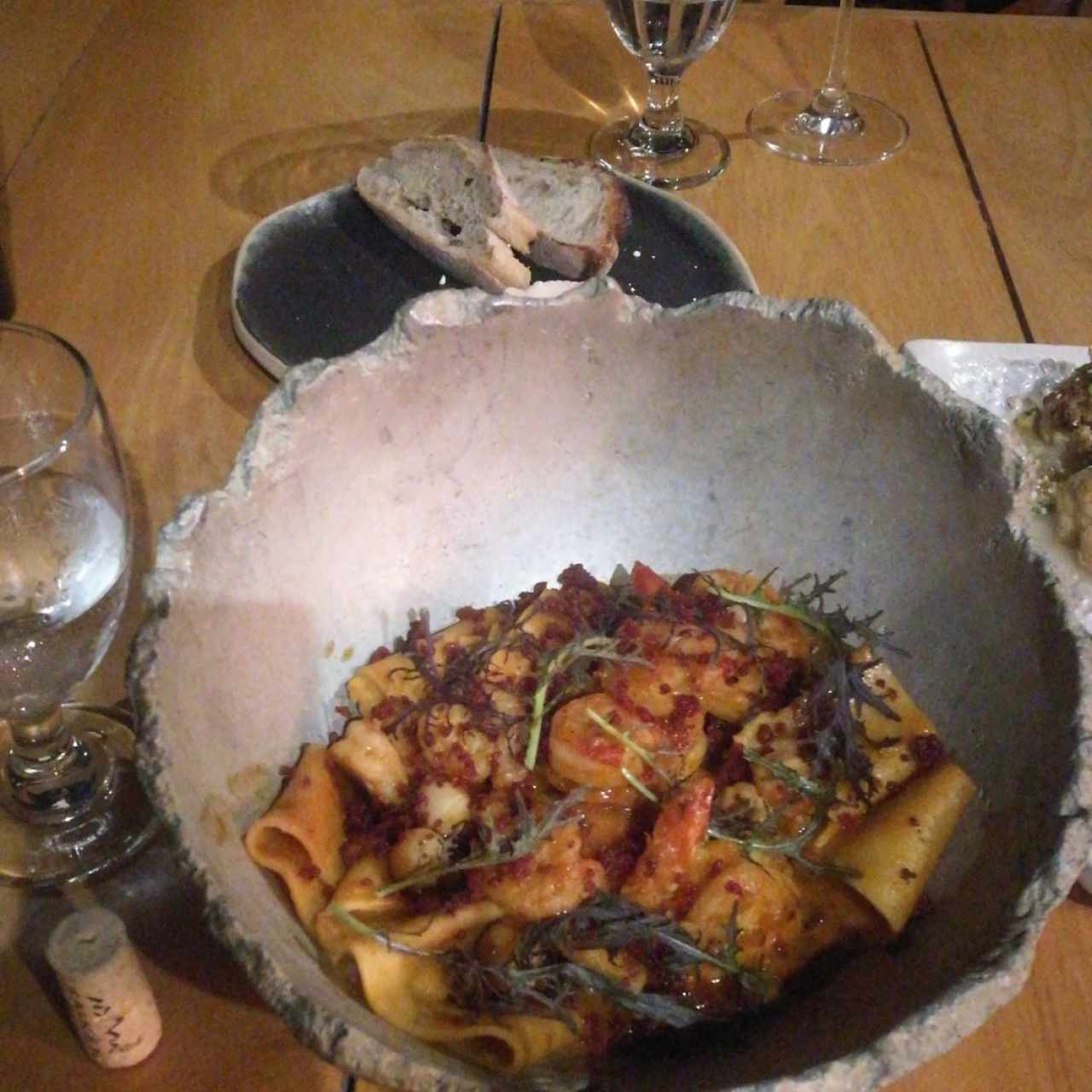 Pasta hecha en casa,con mariscos en salsa de azafrán