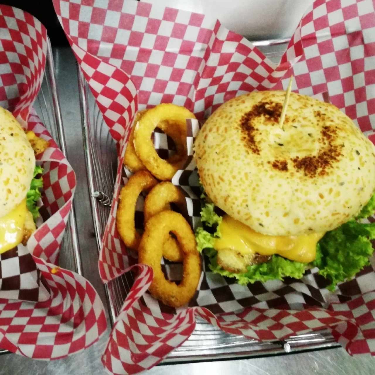 Hamburguesa Foster (pollo a la olancha) con Aros de cebolla