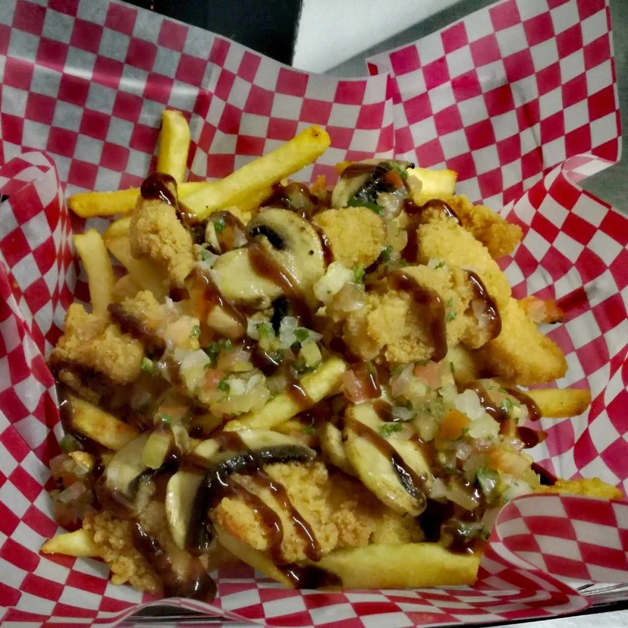 papas pollo con nuggets champiñones pico e gallo y BBQ