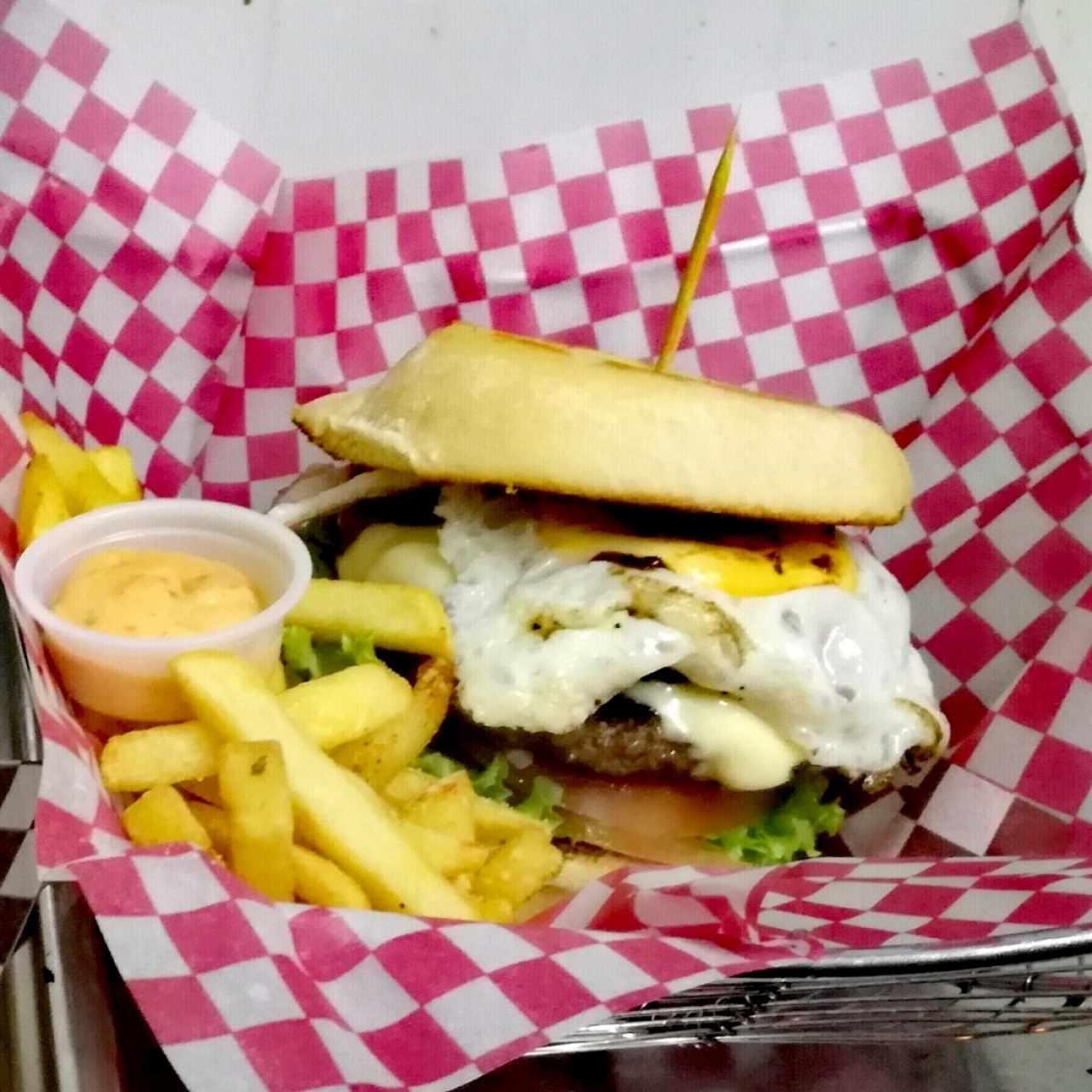Hamburguesa chicago huevo, queso tocineta carne pan artesanal 