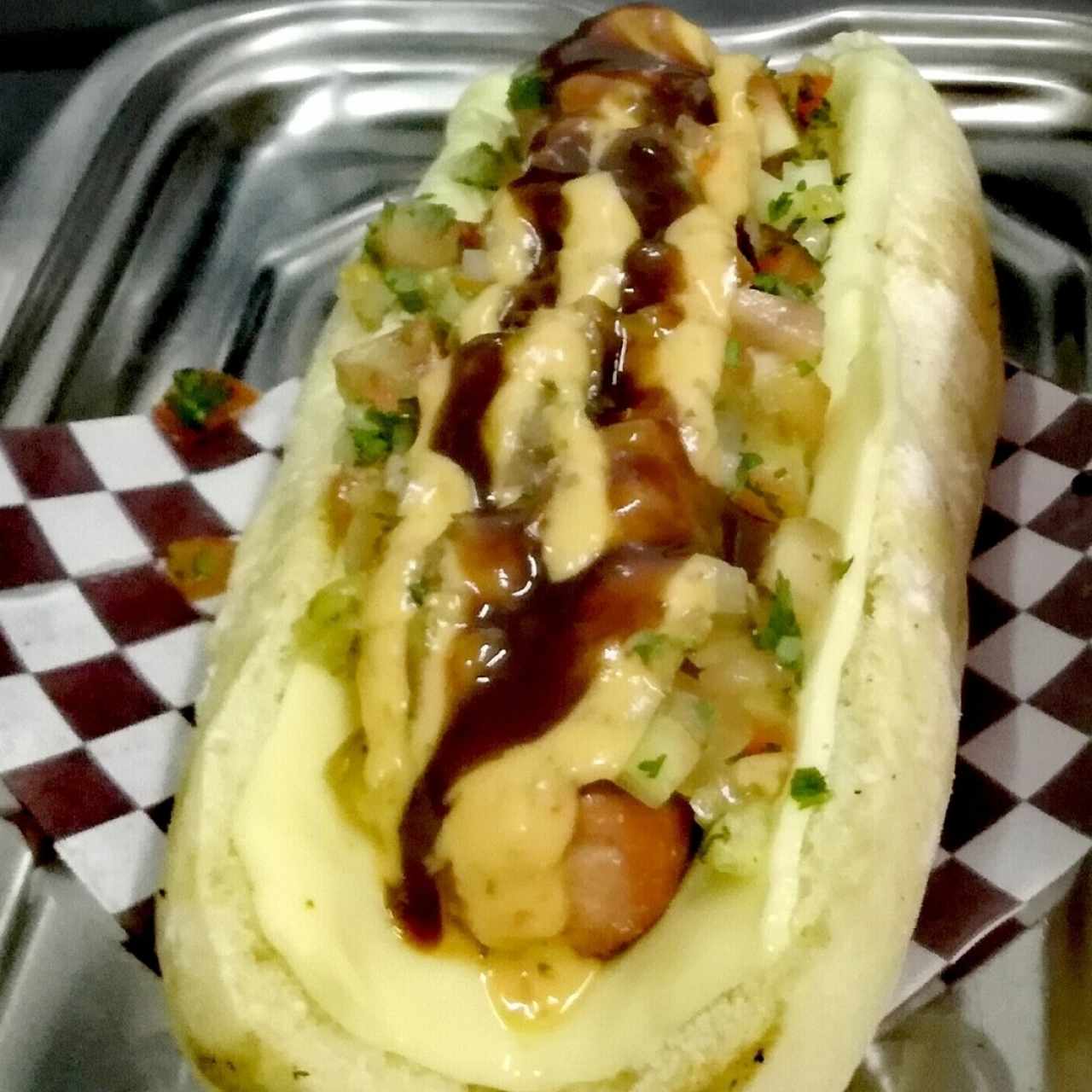 Hot Dog Especial (pan artesanal, salchicha americana, pico e gallo, mozarella y mayo y especias de la casa)