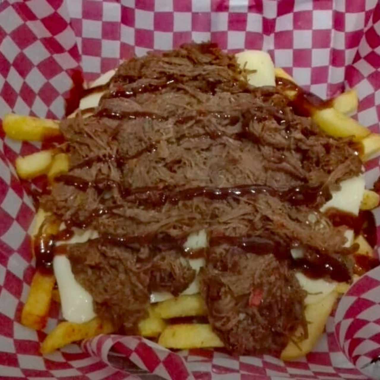 ¡papas Carne! Queso, carne desmechada y BBQ de la casa