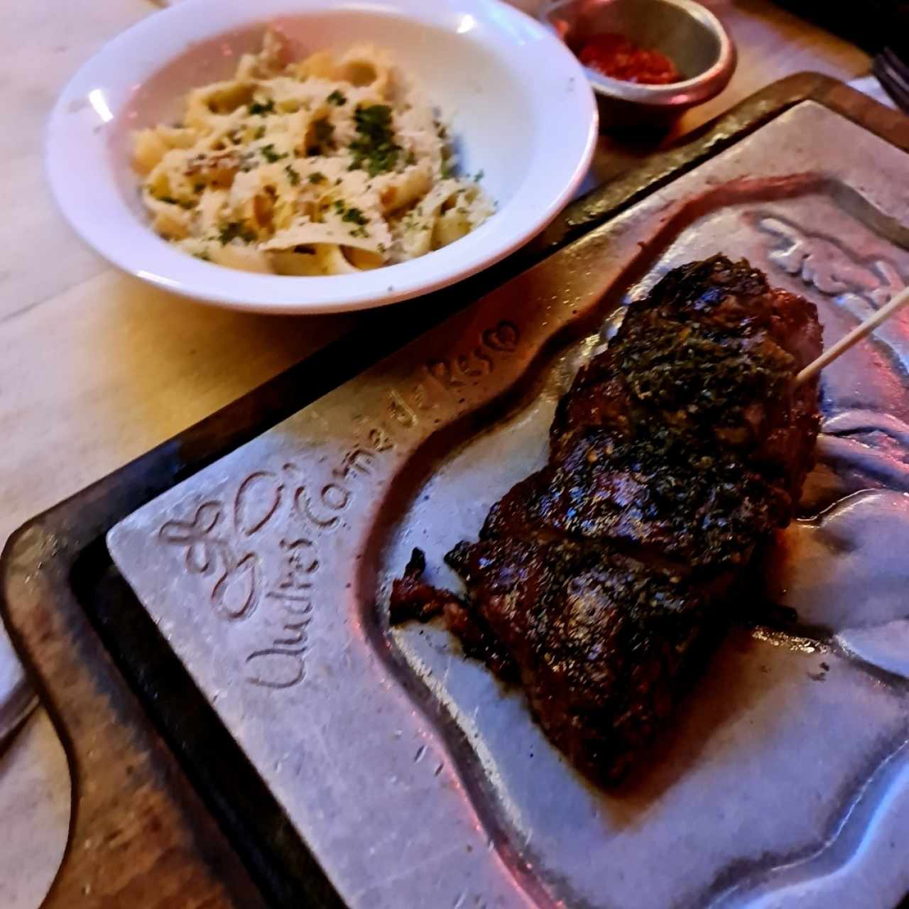 Lomo con pasta Alfredo 