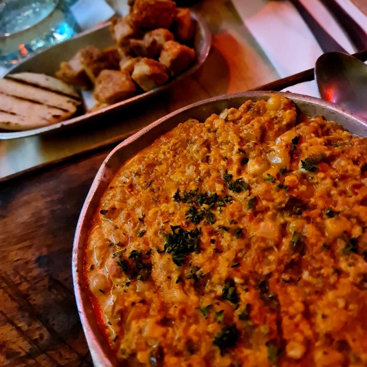 Chicharrones y gratinado de maíz con Hogao 