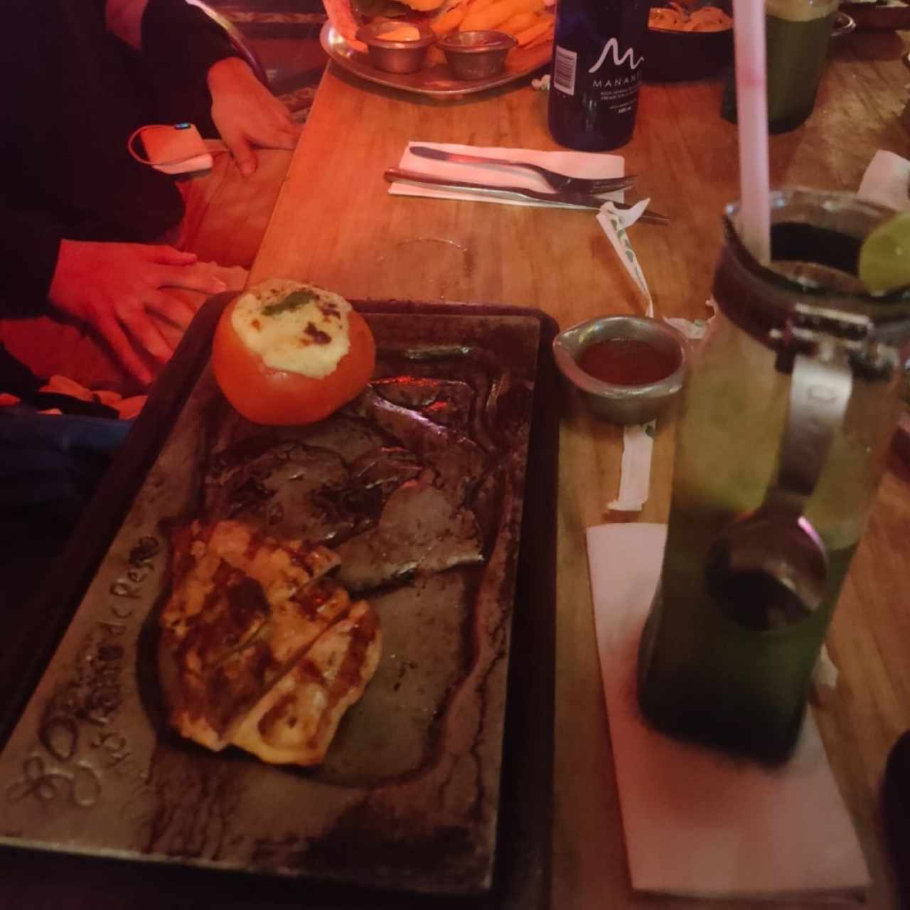 Pechuga de Pollo a la Parrilla con tomate relleno con Puré de Papa