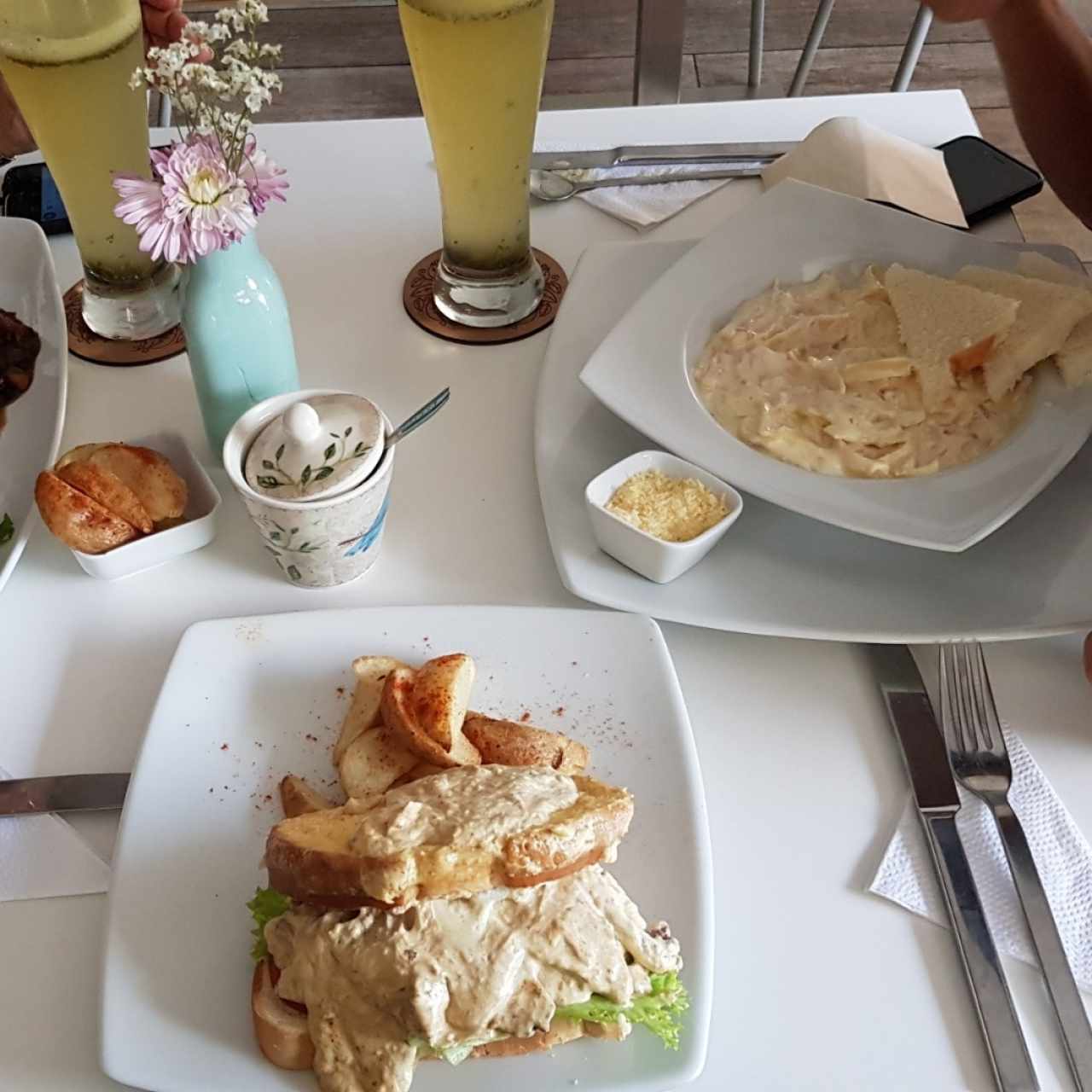 Pasta y sándwich con papas 