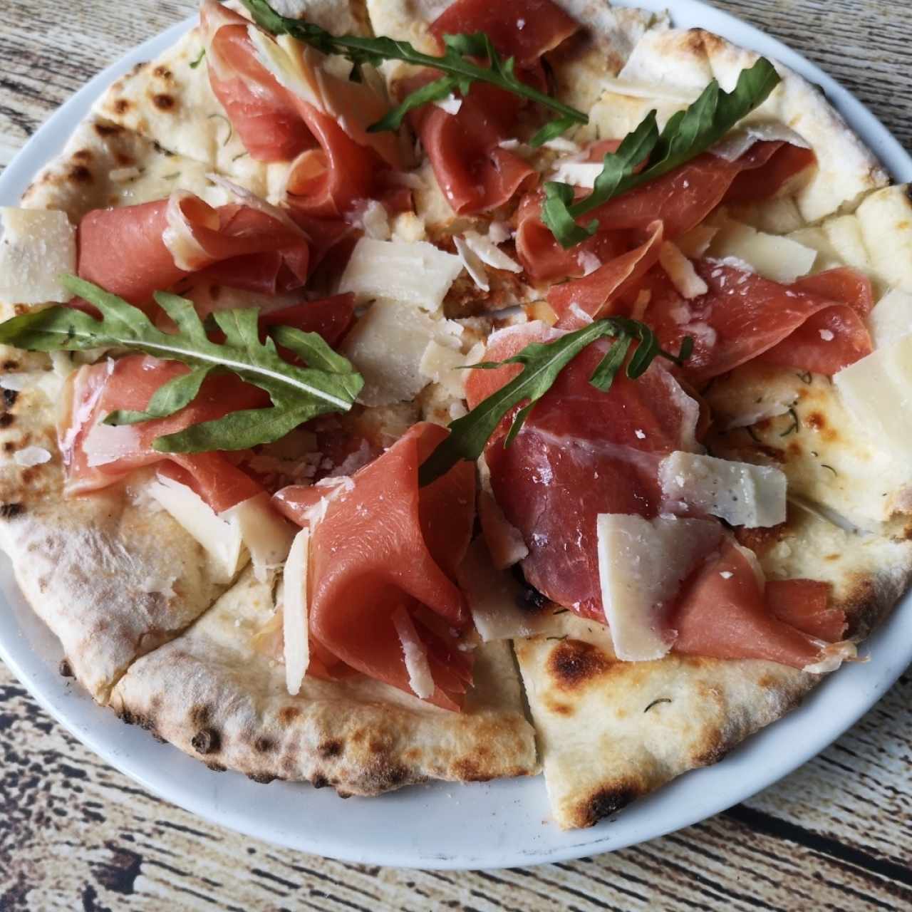 focaccia con jamón serrano y parmesana