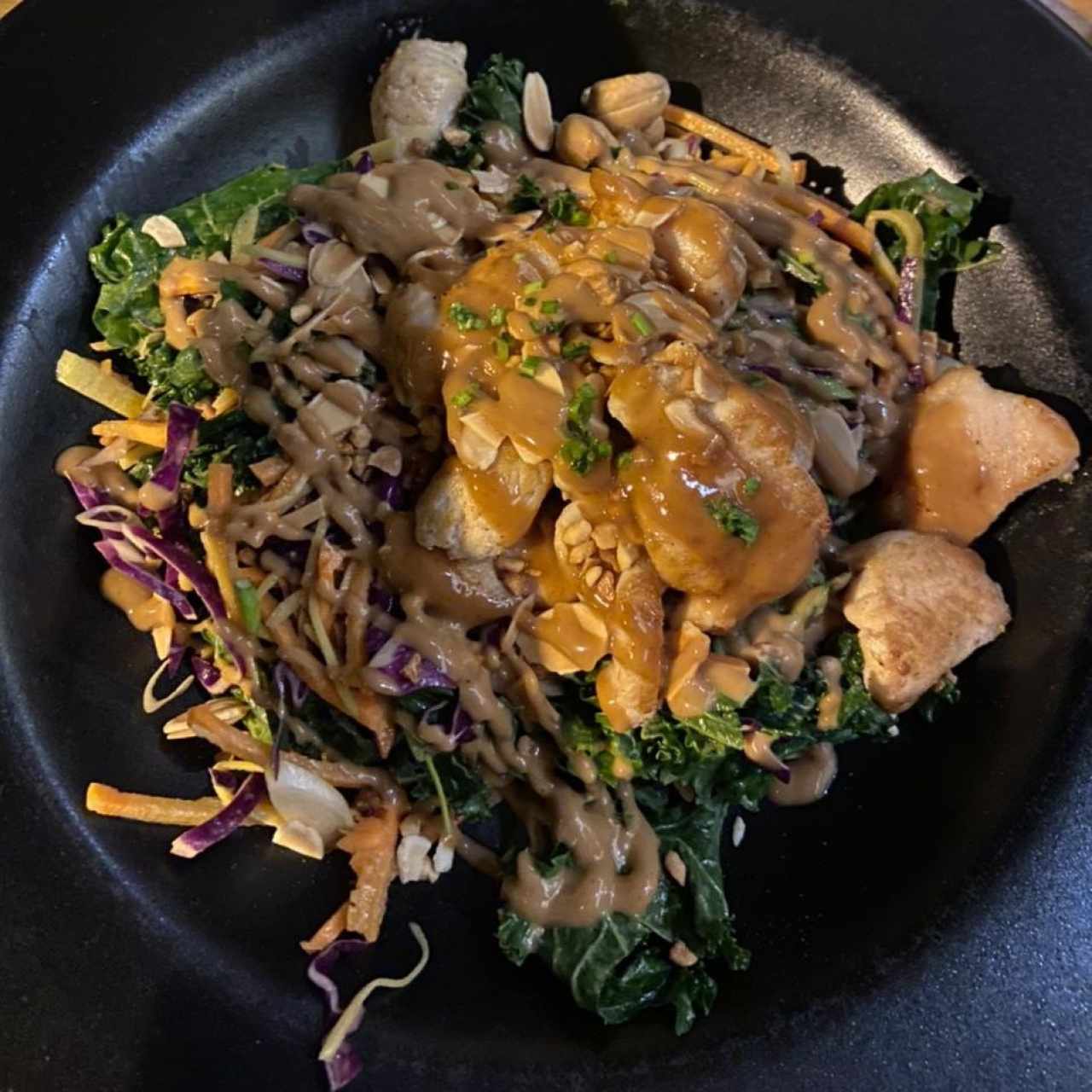 ensalada de pollo con mantequilla de mani