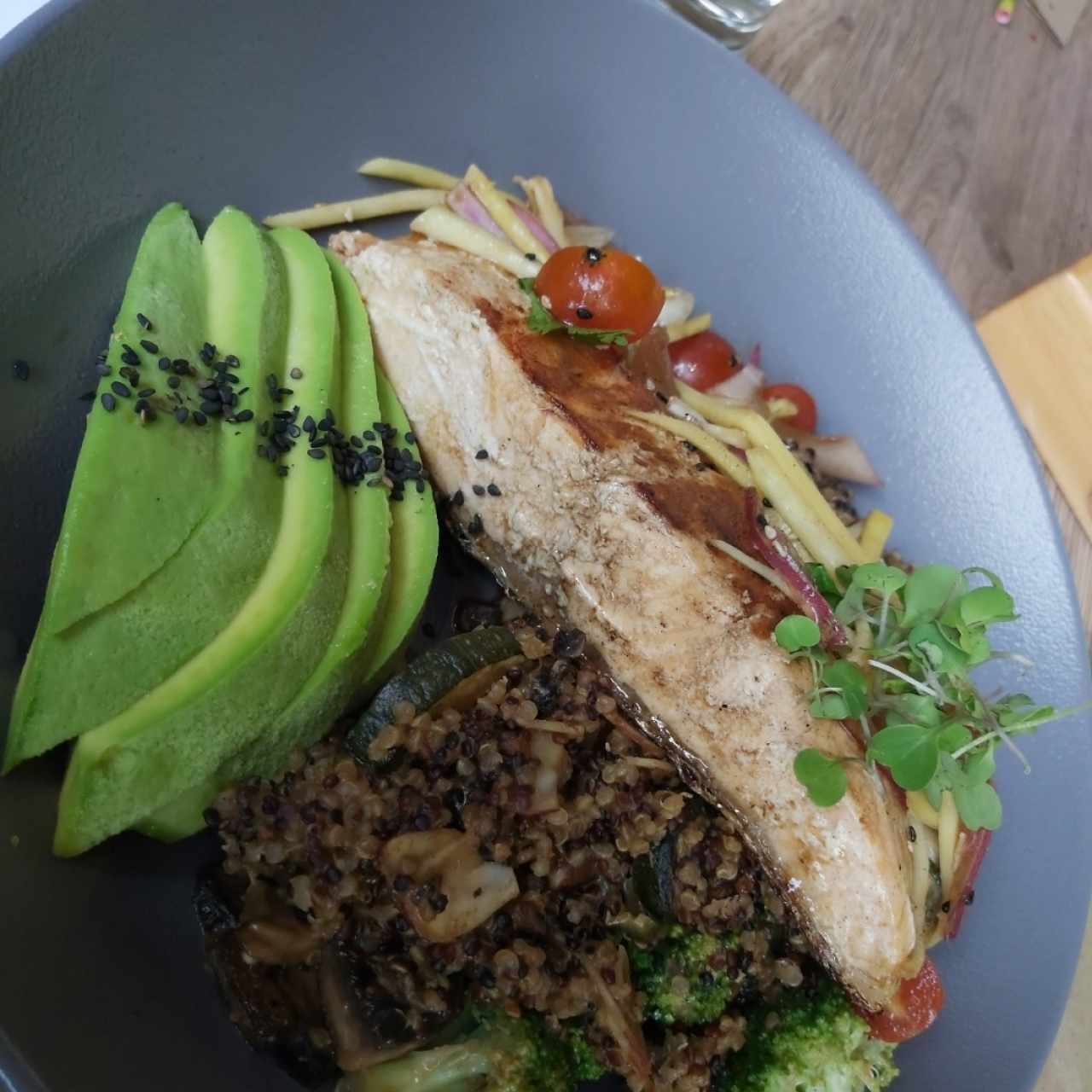 ESPECIAL DE SALMON Y QUINOA ASIÁTICA 