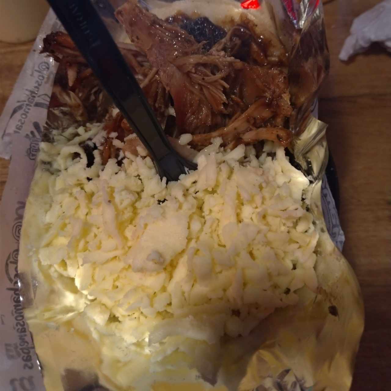 arepa de pernil con queso amarillo