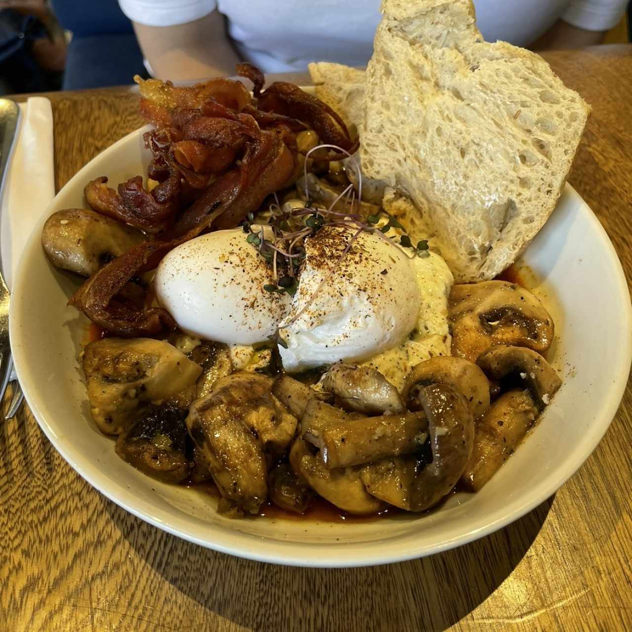 Huevos Benidictinos con Hongos y Labne