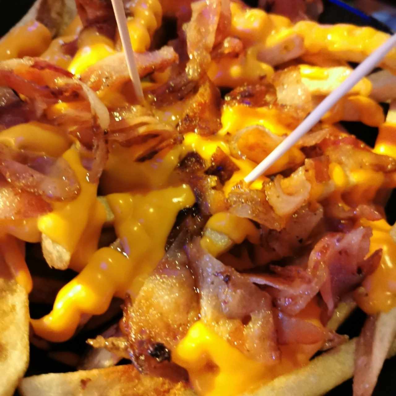 Papitas con queso y bacon