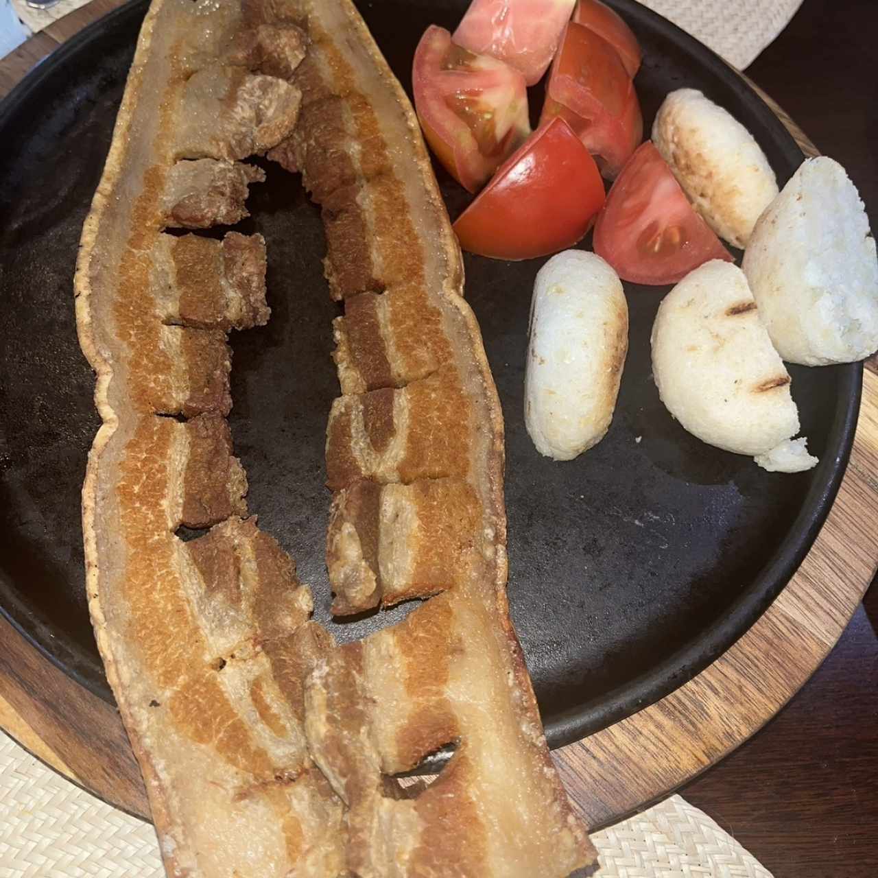 Chicharrón con arepa