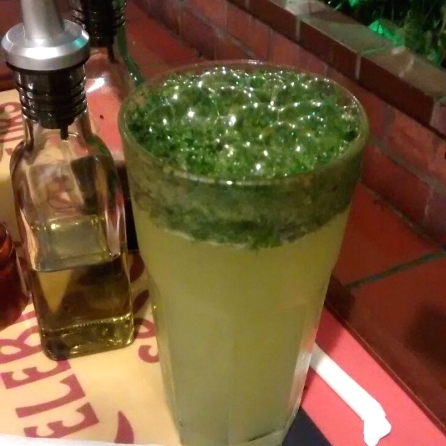 Limonada natural con albahaca