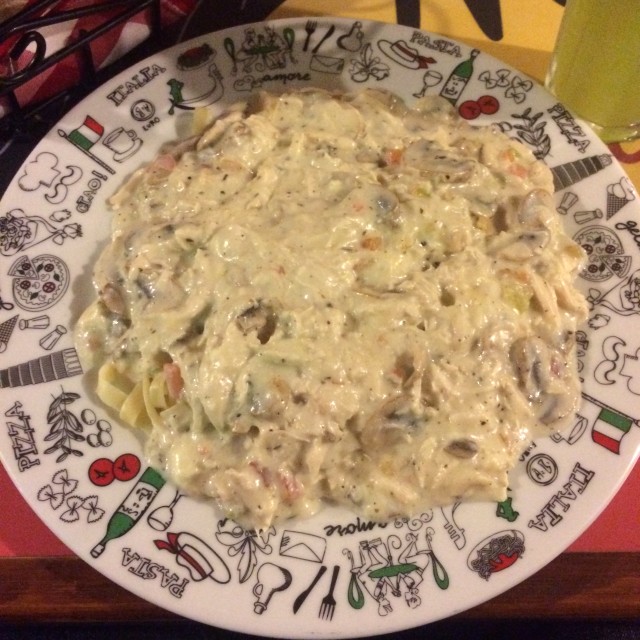 Pasta fetuccini con salsa tres quesos