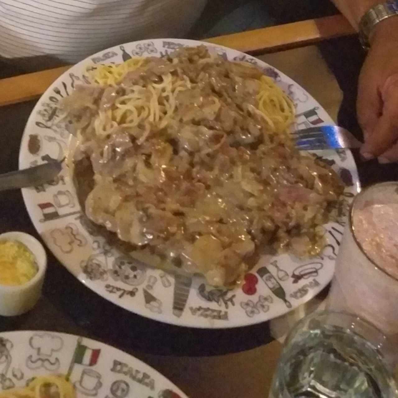 filete miñon con spaggetti en salsa con hongos