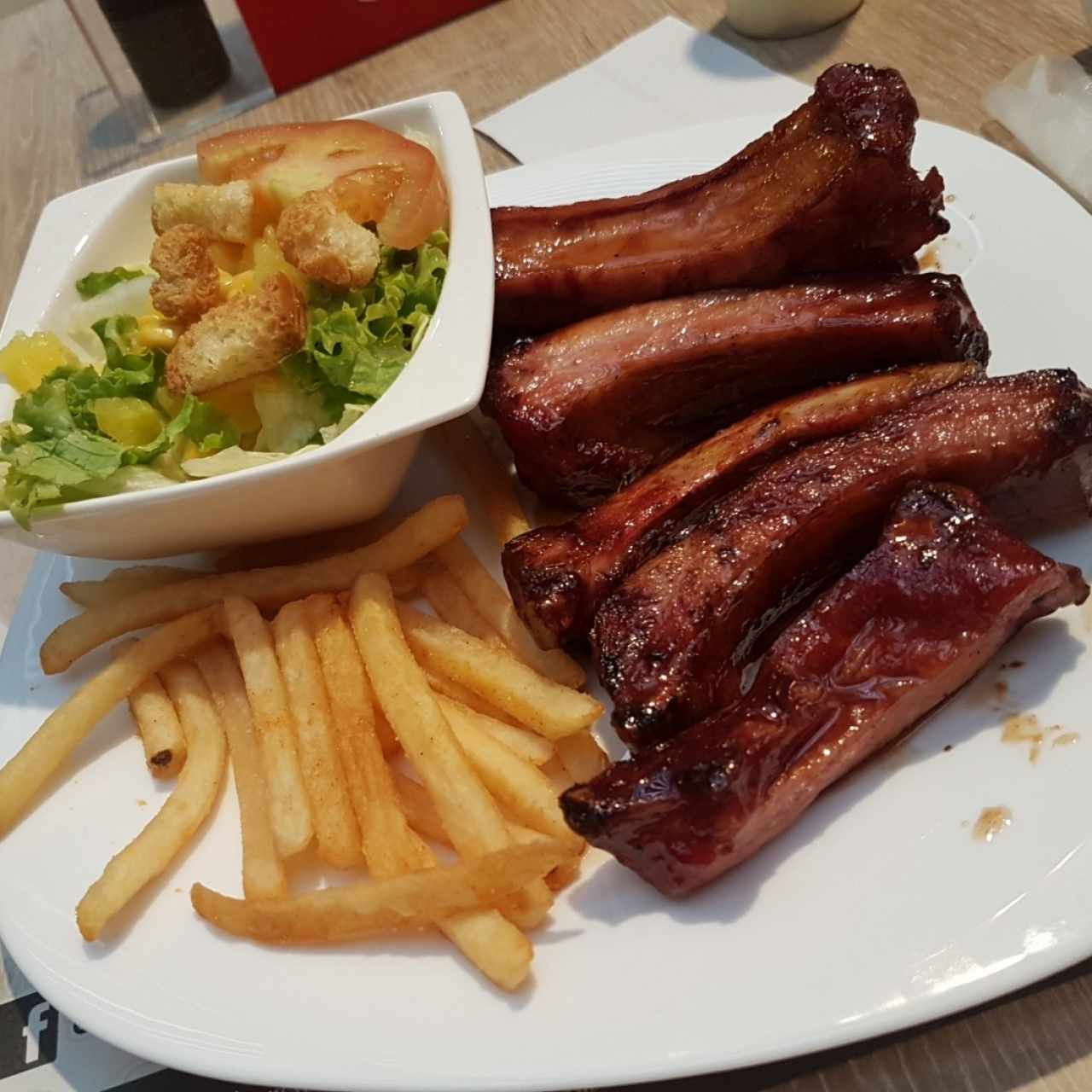 Costillas BBQ con papá a la francesa y ensalada
