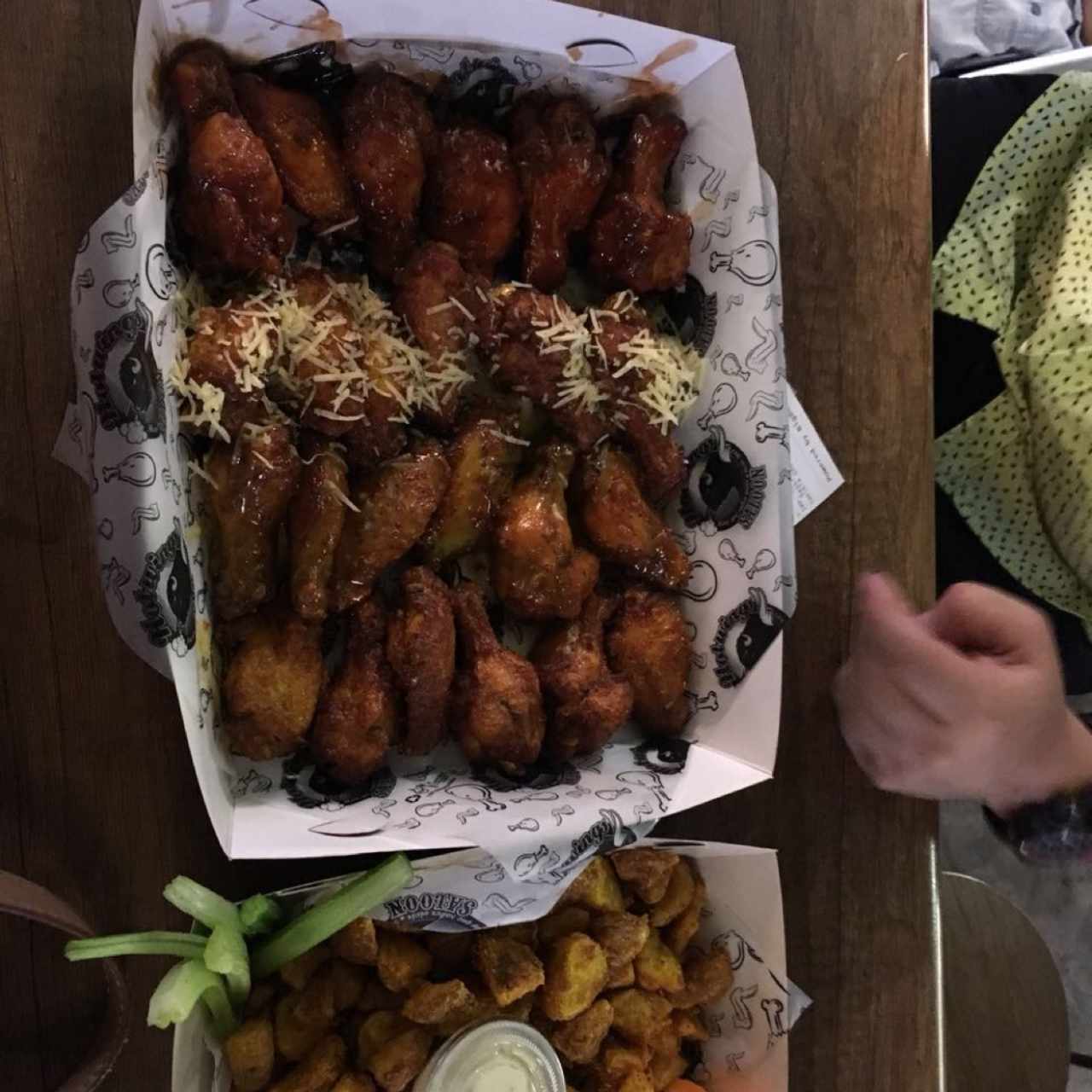 combo de 24 alitas con 4 salsas 