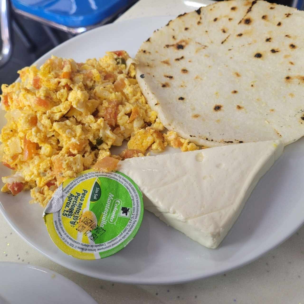 Huevitos sencillos con vegetales + quesito + arepita 