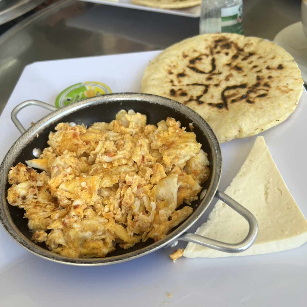 Huevos pericos con arepa 