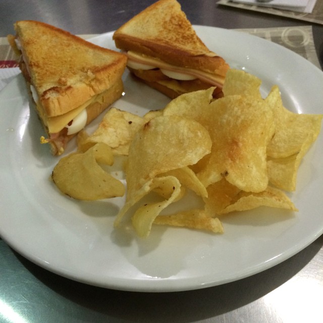 Sanduche de jamon queso y bacon 