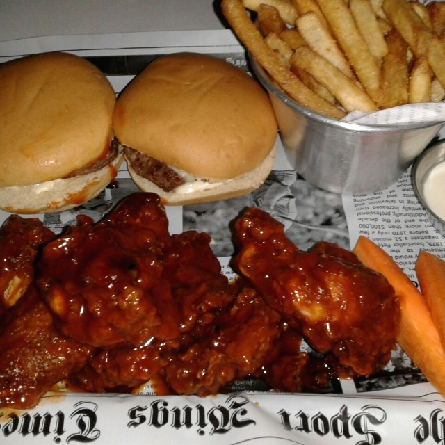 Combo mini-burgers y 6 alitas en salsa búfalo 