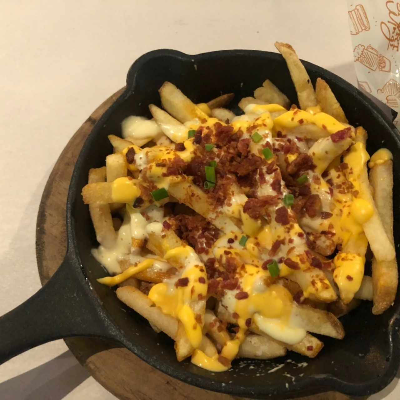 papas con queso y tocineta