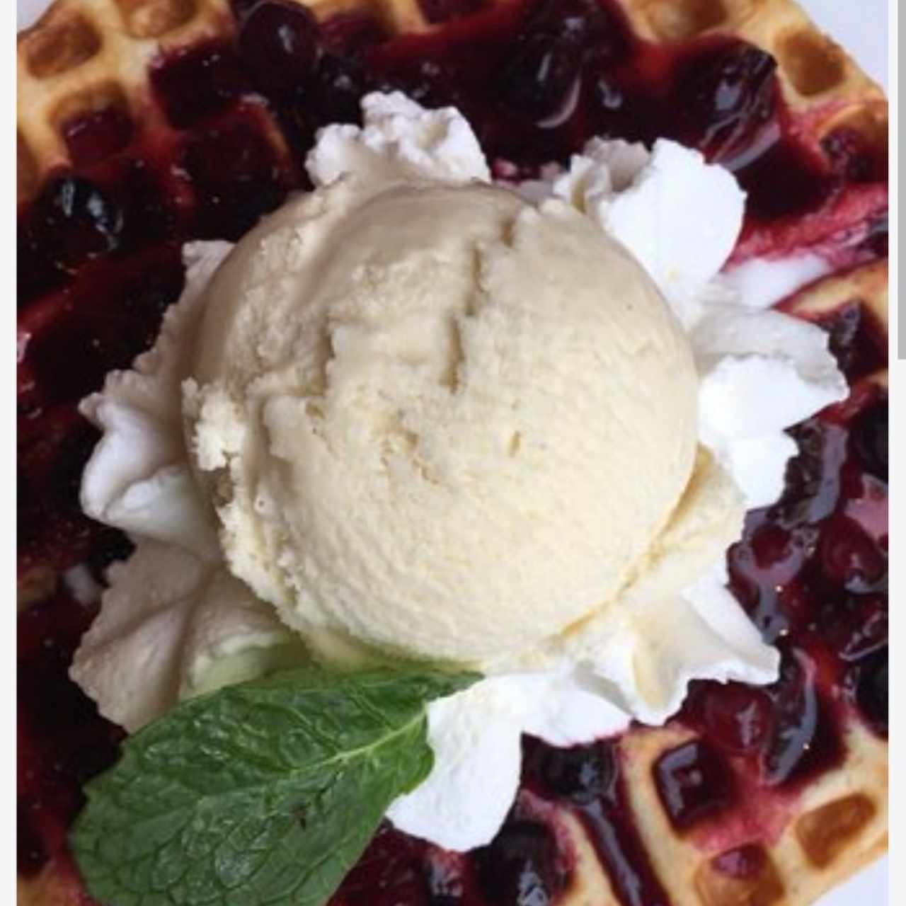 Waffle con frutos rojos