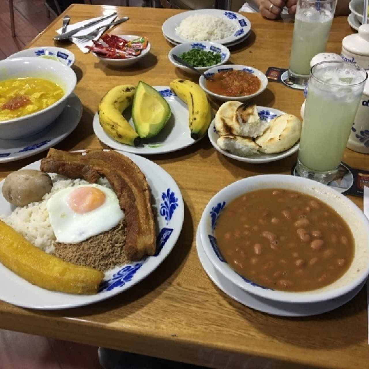 bandeja paisa, mondongo y frijolada