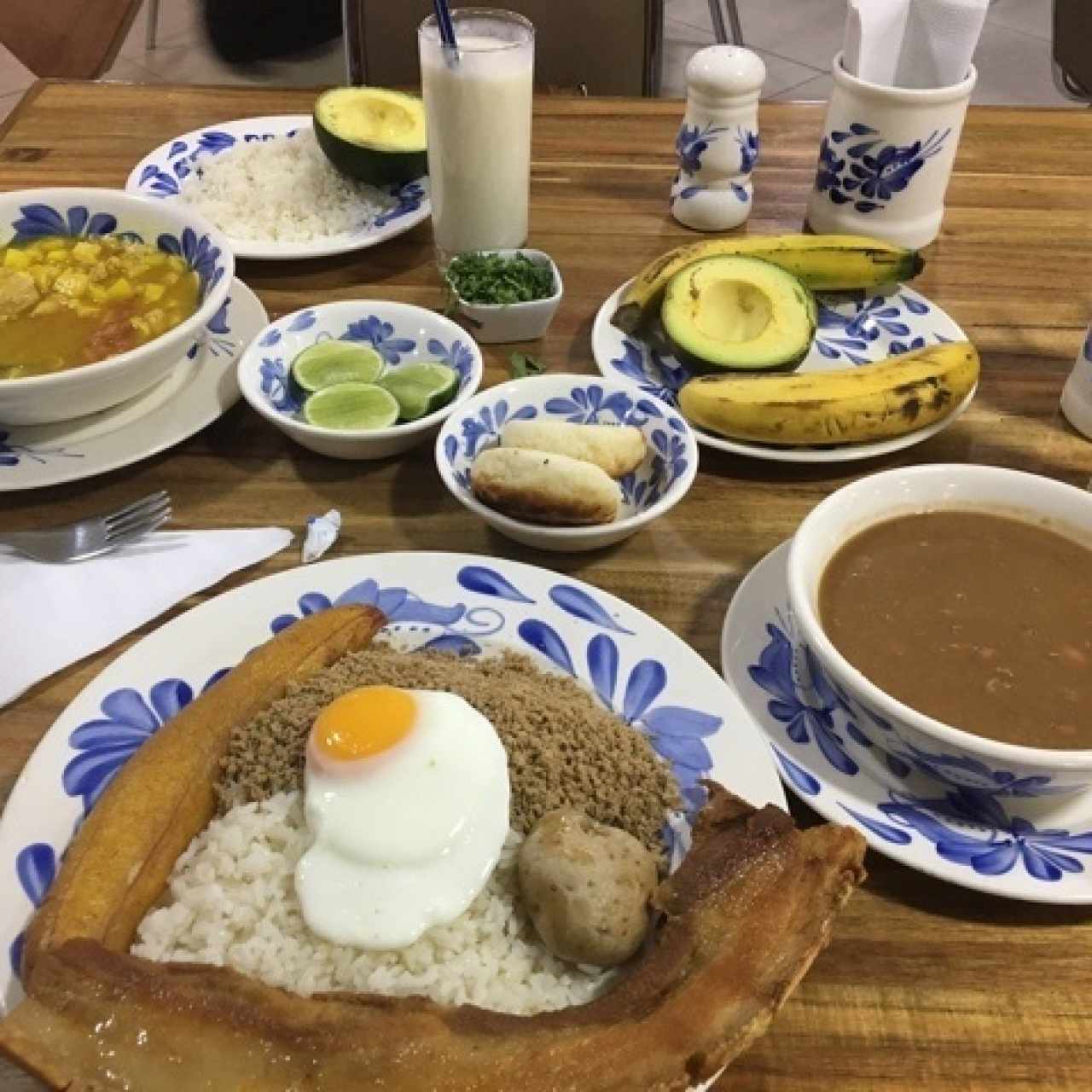 Sopa de mondono y bandeja paisa