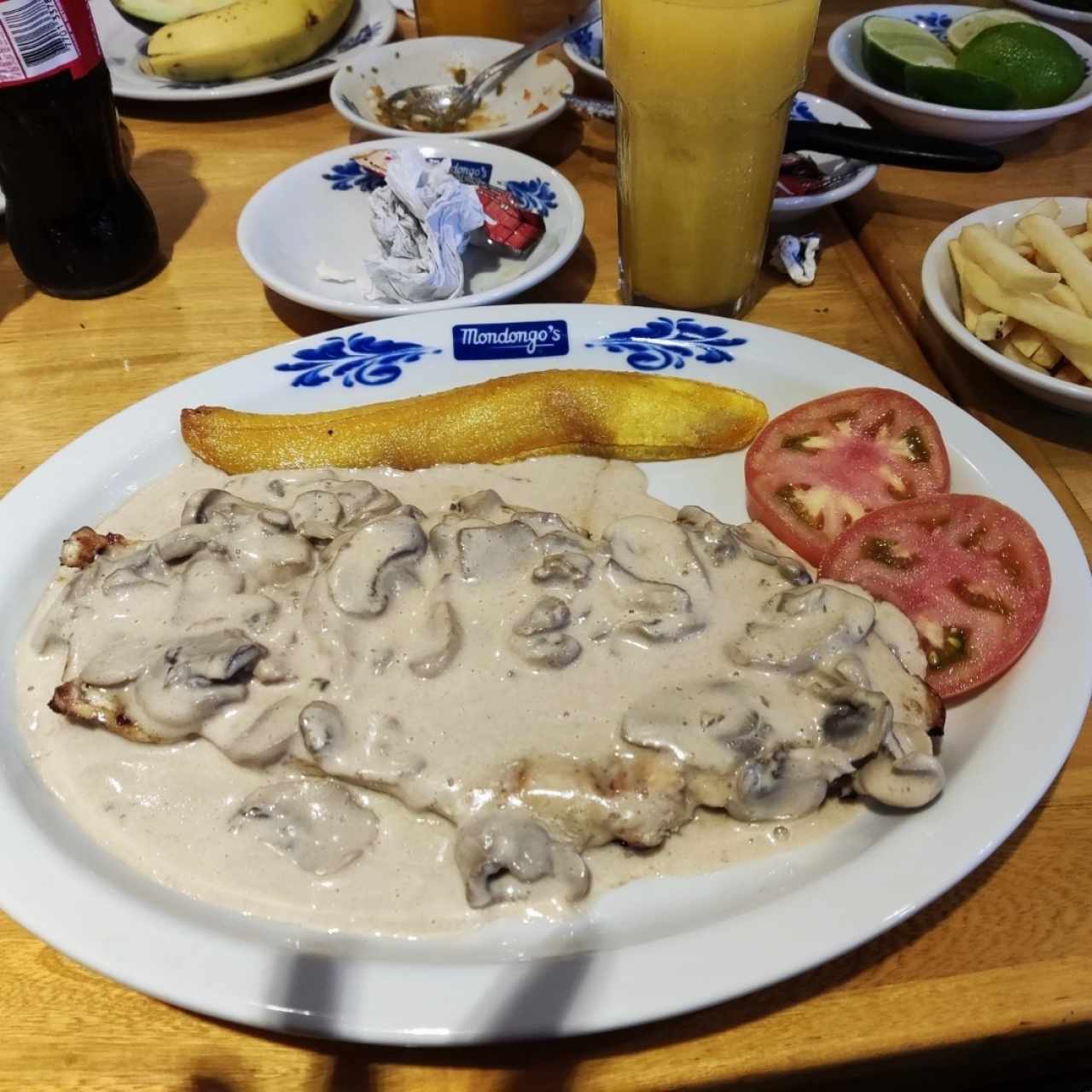 pollo con champiñones y papas francesas