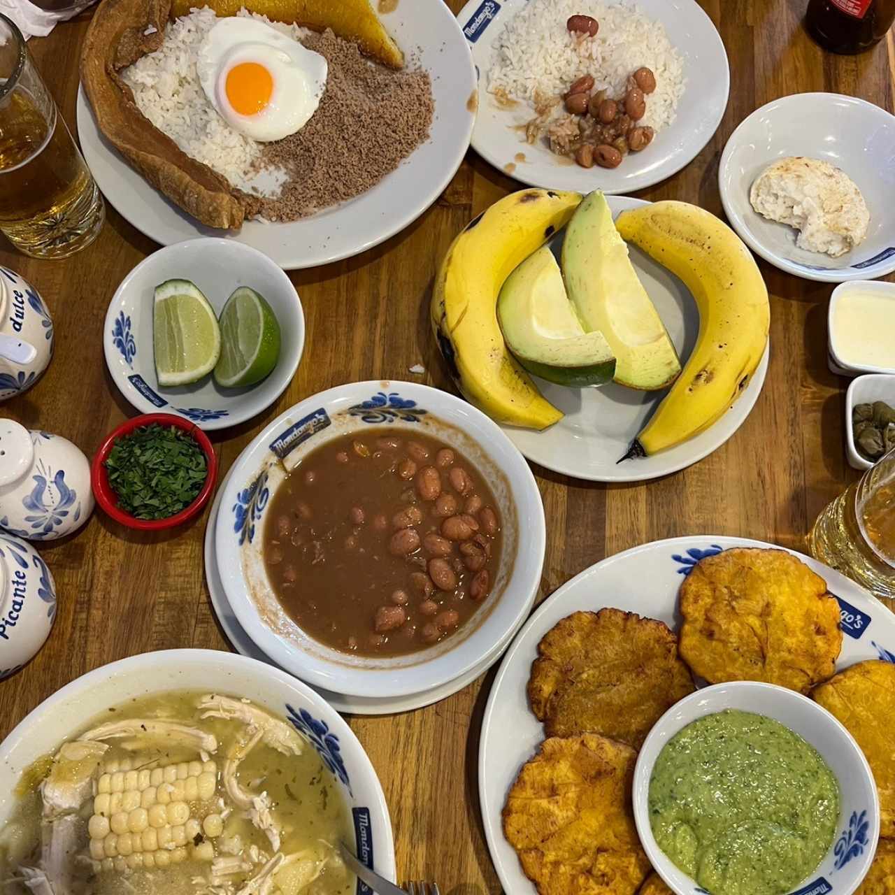 Tipico antiqueño, patacones con guacamole y ajiaco