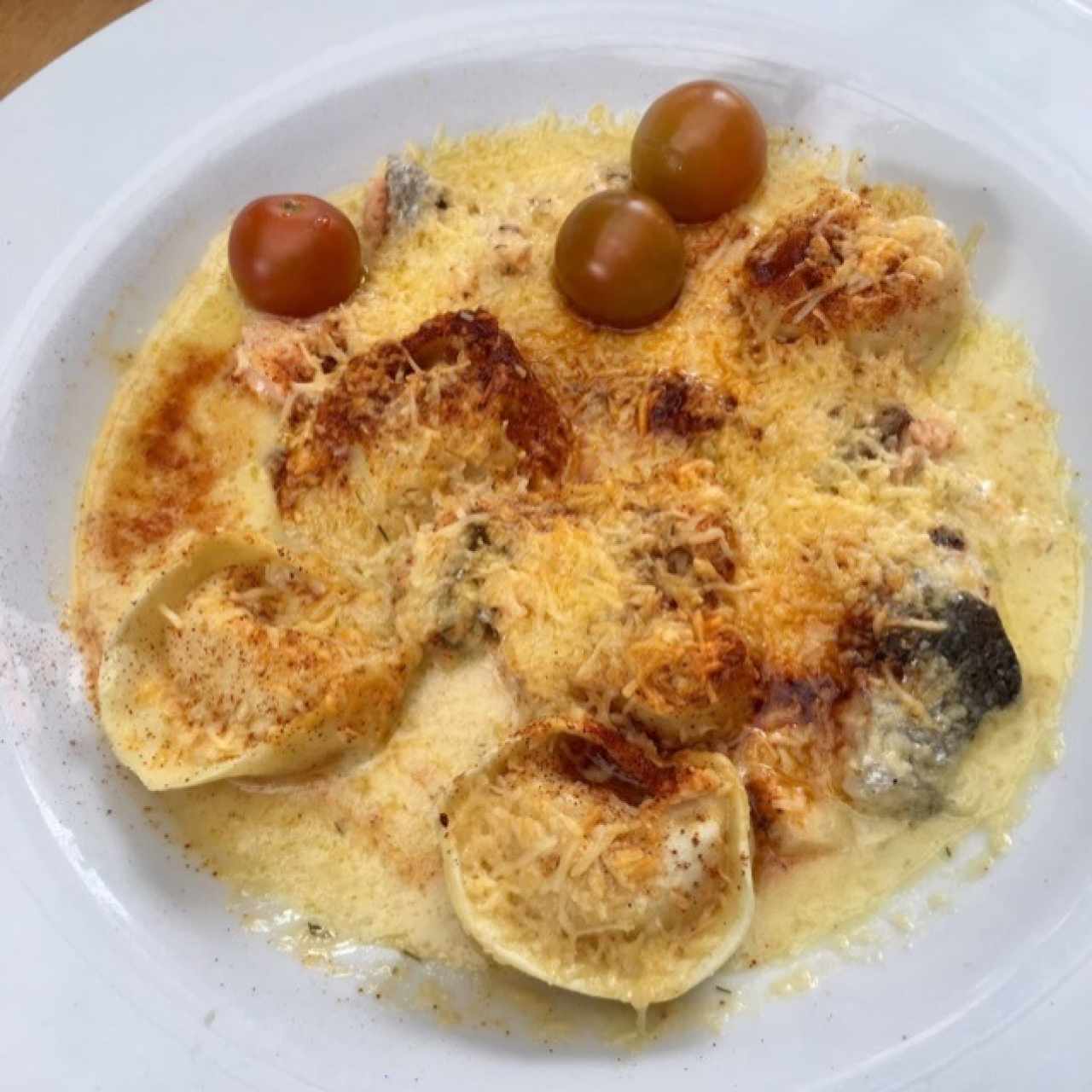 raviolis de camarones con salmon ahumaro en salsa de paprika e hijojo 😋