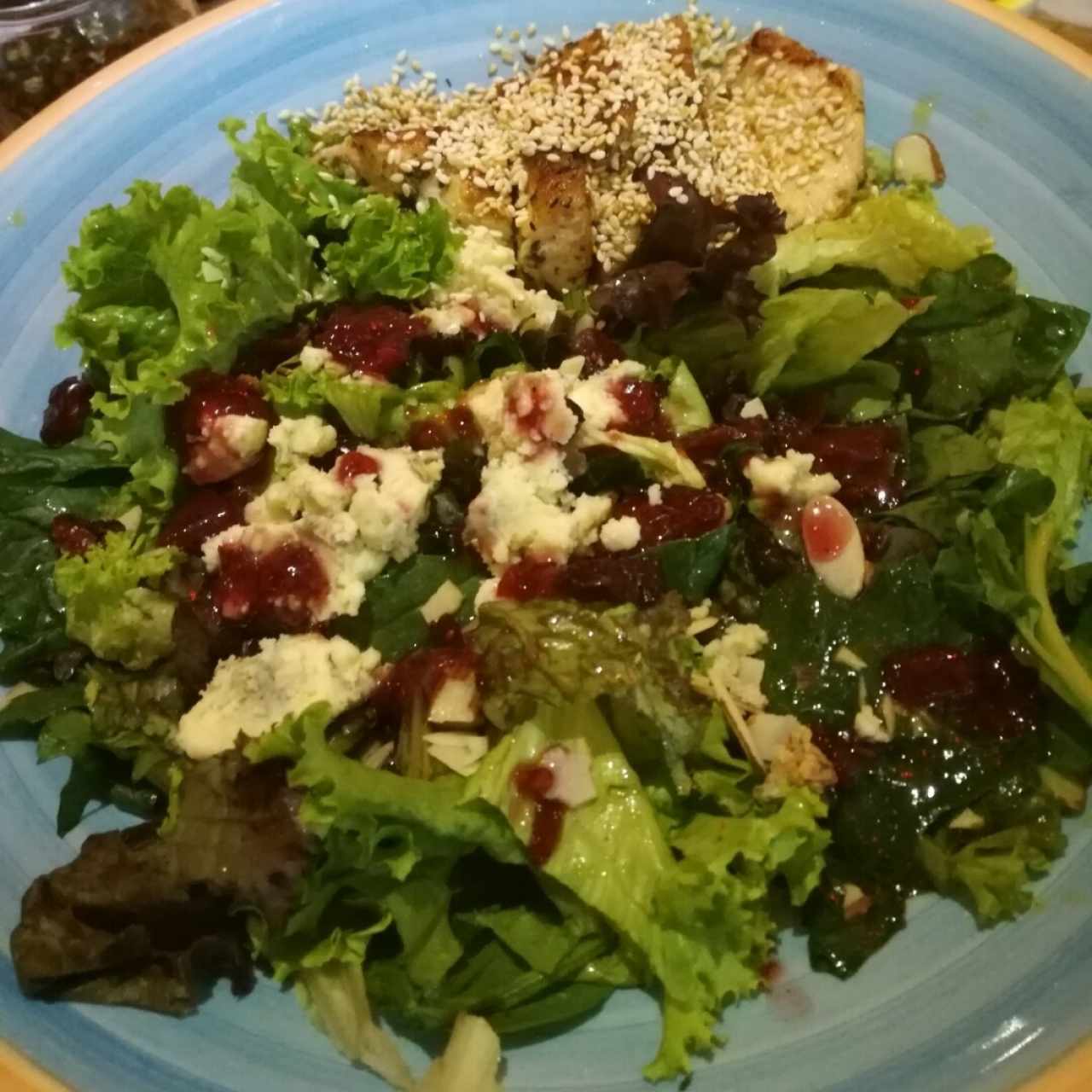Ensalda pollo, queso azul y aderezo arándanos