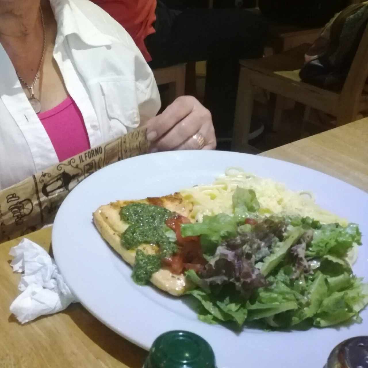 Combinado salmón, pasta y ensalada