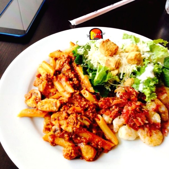Penne Boloñesa + Camarones en pacheta