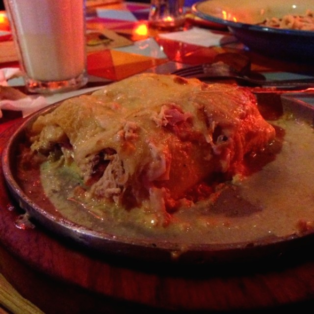 Canelones de pollo, queso y champiñones