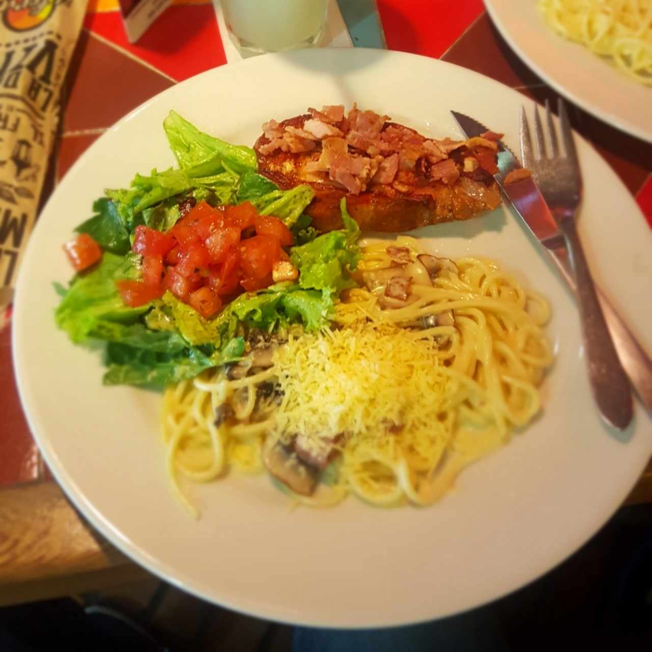 combinado chuleta con panceta espaguetis a la carbonara con ensalada de la casa