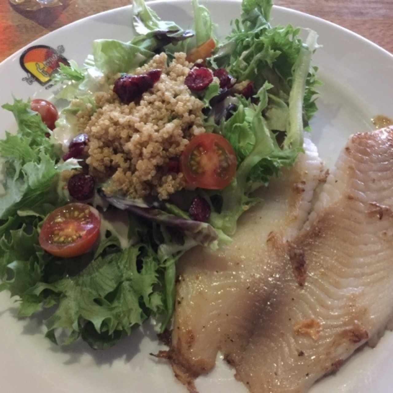 Filete de tilapia con ensalada de quinoa
