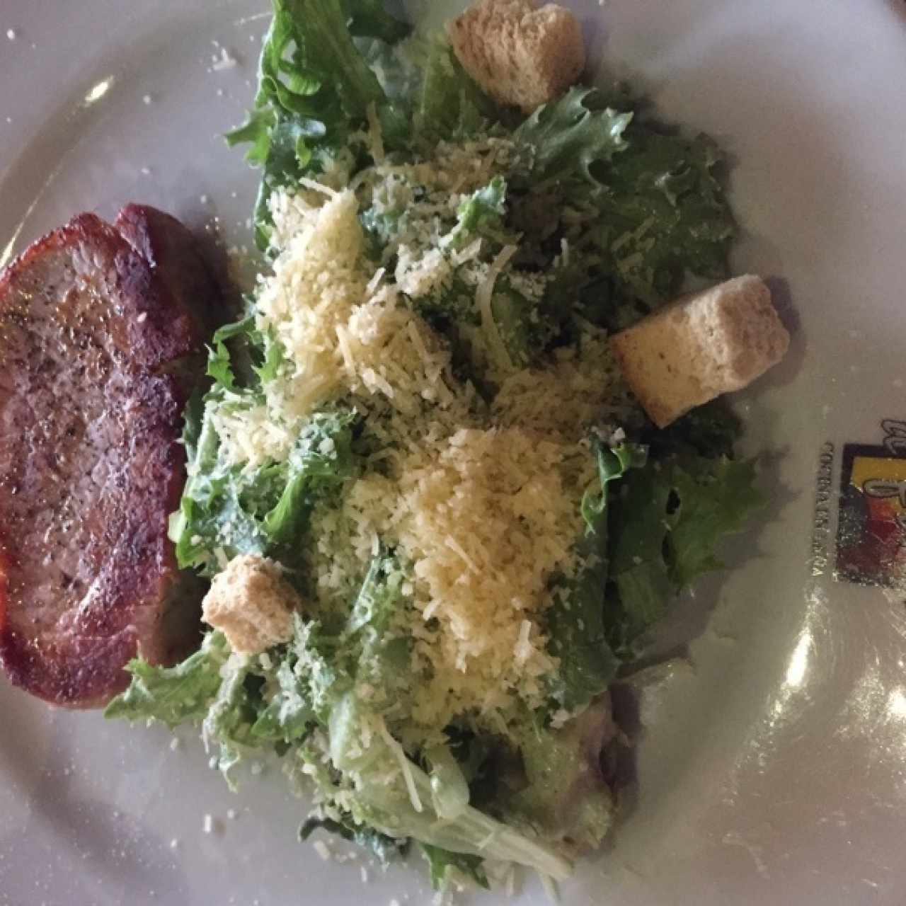 Chuleta de cerdo con ensalada ceasar