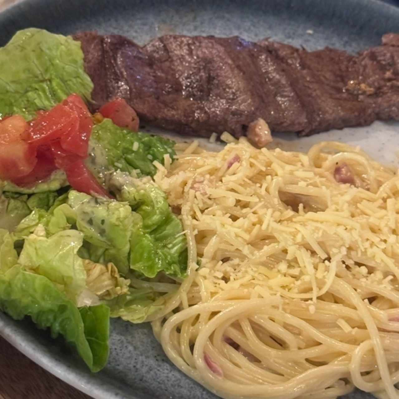 Carne con pasta carbonara