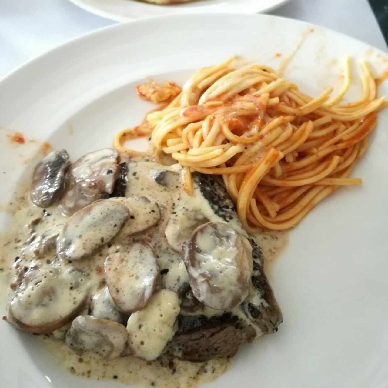 Solomito en salsa de champiñones