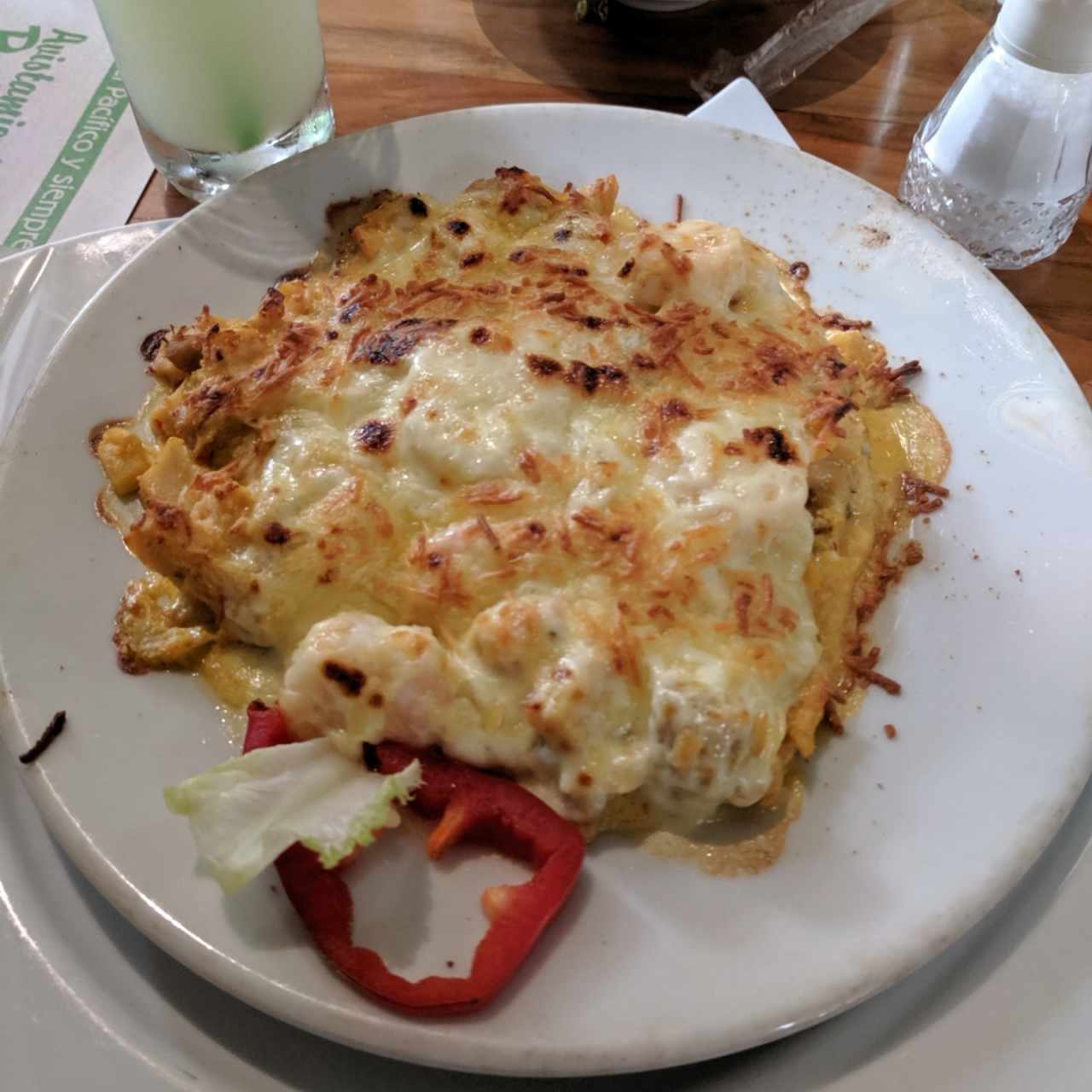 Filete de pescado en salsa de marisco gratinado
